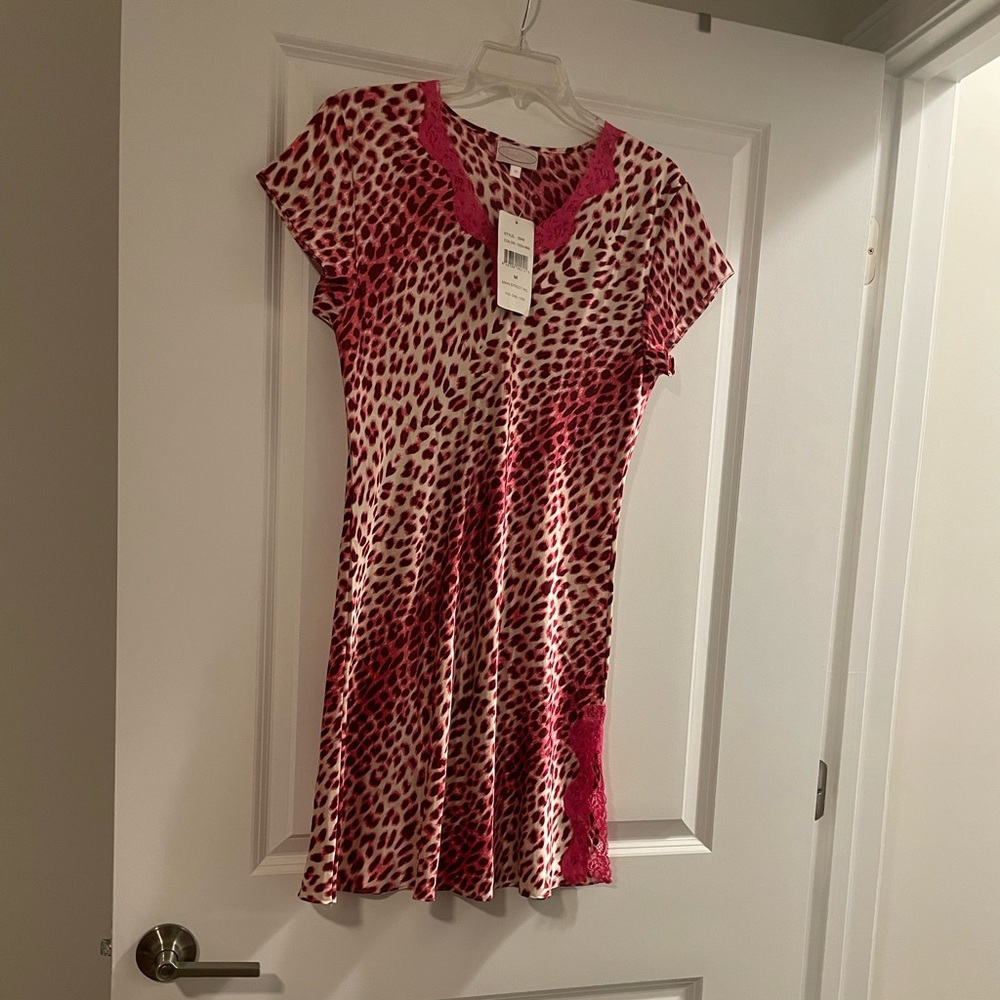 Bed of Roses Fuchsia Animal Print, Wine,Pink & Ivory Gown w/pink trim side split - Picture 3 of 9